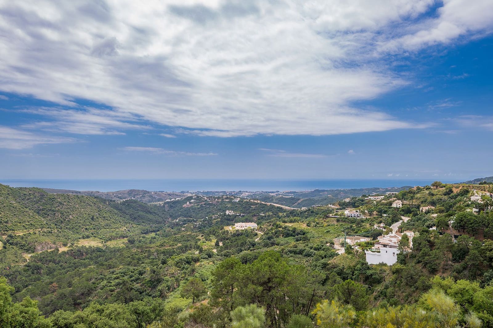 5 bedroom Villa for sale in Benahavis with pool - € 4,150,000 (Ref: 9849637)