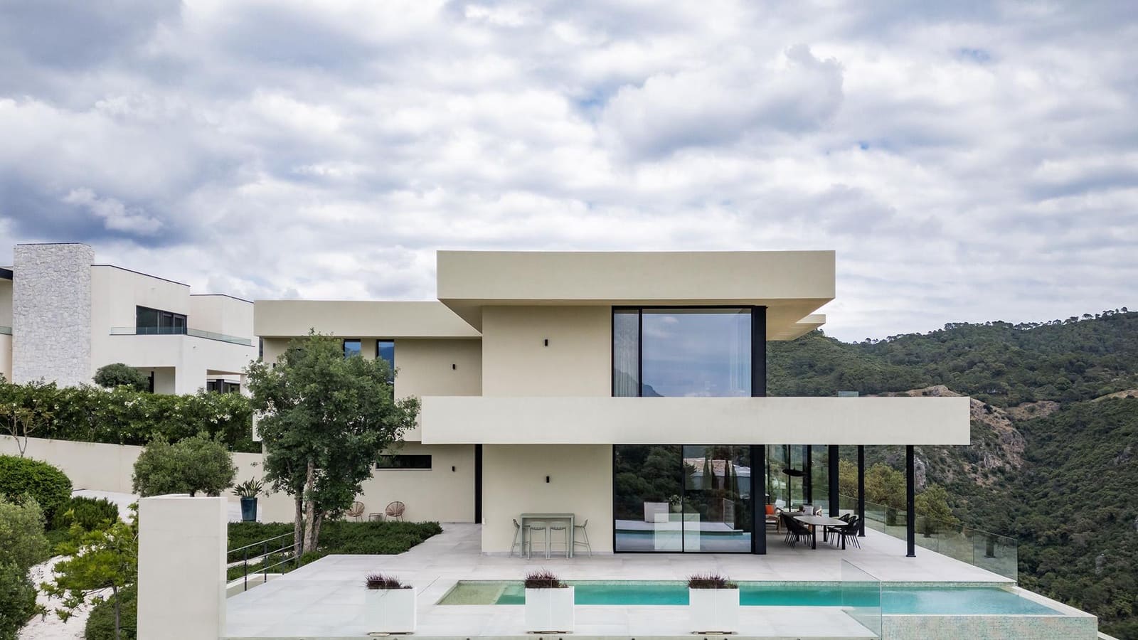 5 bedroom Villa for sale in Benahavis with pool - € 4,150,000 (Ref: 9849637)