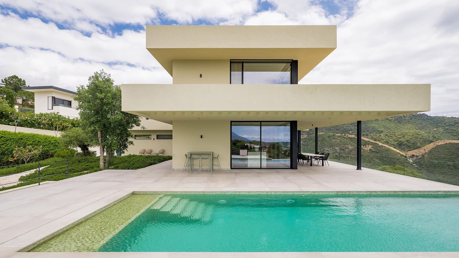 5 bedroom Villa for sale in Benahavis with pool - € 4,150,000 (Ref: 9849637)