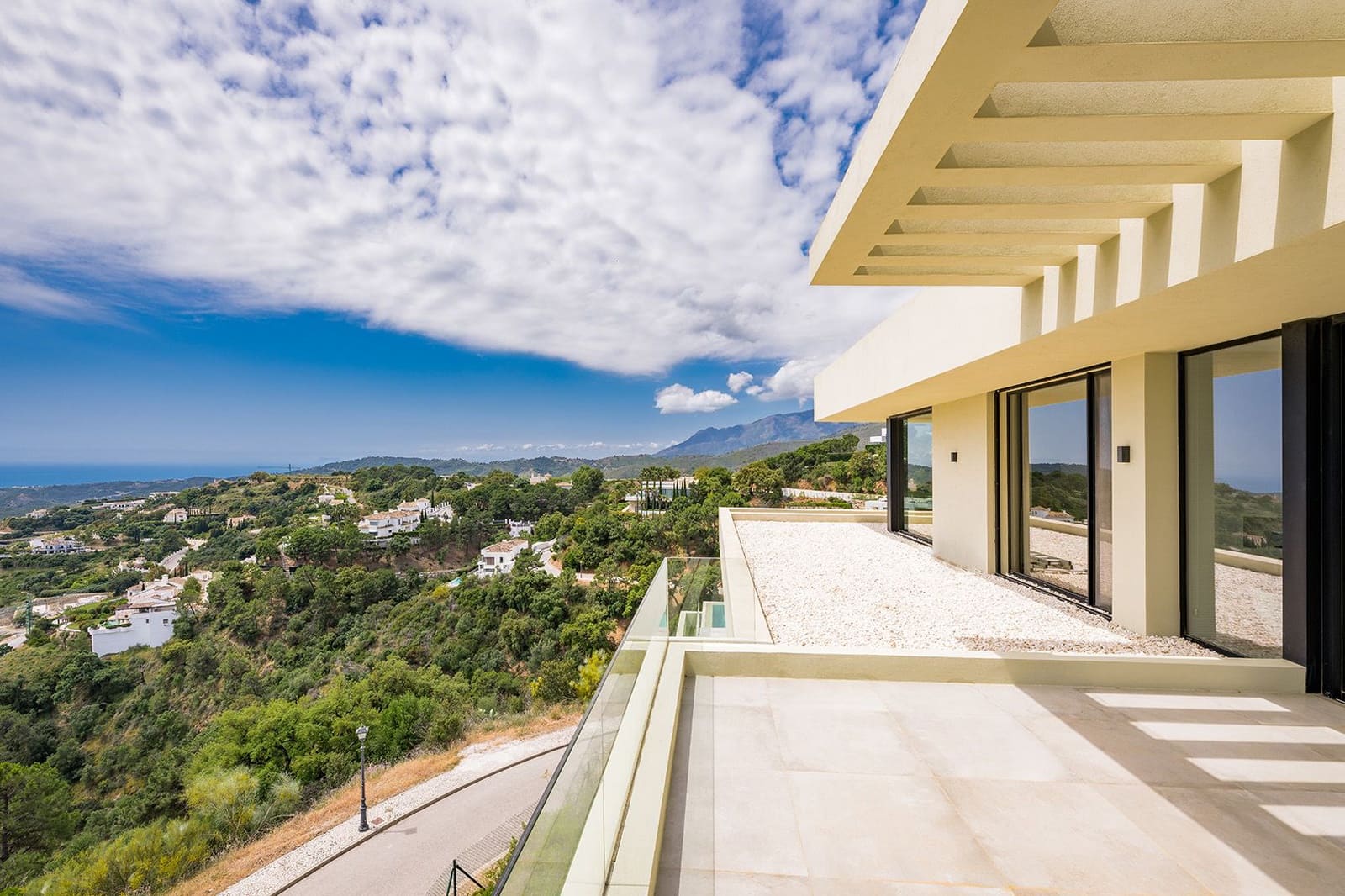 5 bedroom Villa for sale in Benahavis with pool - € 4,150,000 (Ref: 9849637)