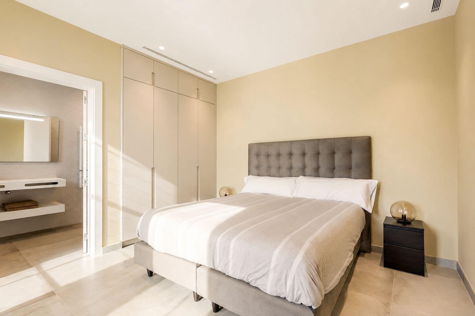 5 bedroom Villa for sale in Benahavis with pool garage - € 4,150,000 (Ref: 9849637)