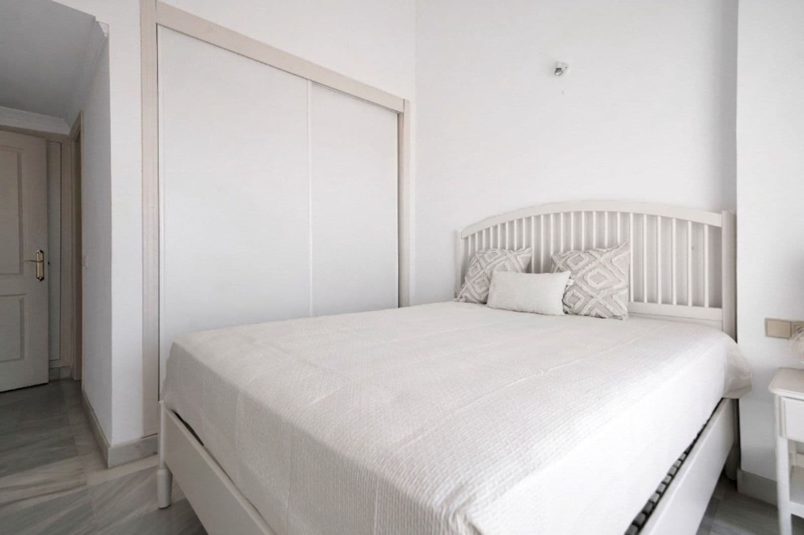 3 bedroom Penthouse for sale in Marbella with pool - € 649,000 (Ref: 9851956)