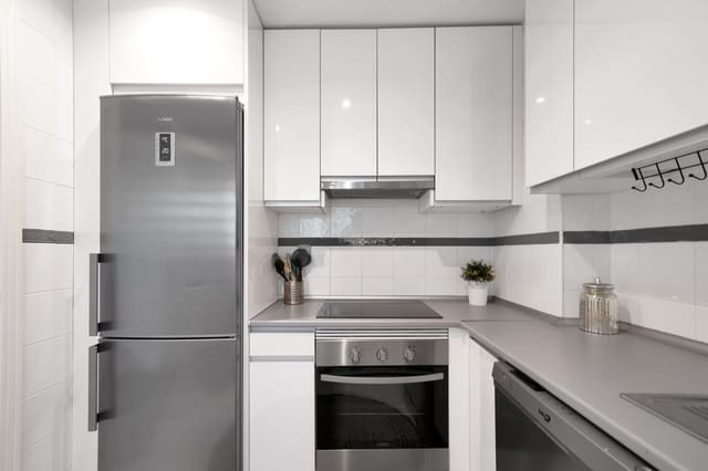 3 slaapkamer Penthouse te koop in Marbella met zwembad - € 649.000 (Ref: 9851956)
