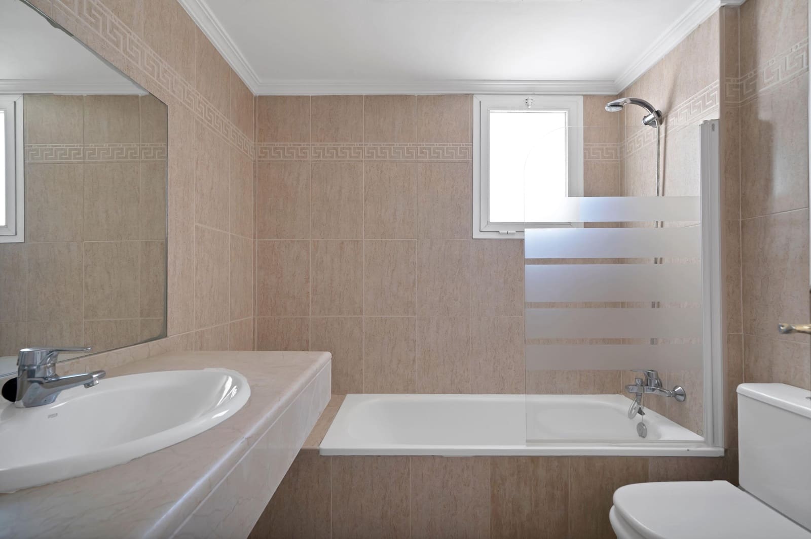 3 bedroom Penthouse for sale in Marbella with pool - € 649,000 (Ref: 9851956)