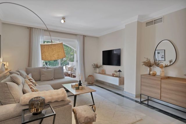 2 sypialnia Apartament na sprzedaż w Marbella z basenem garażem - 519 000 € (Ref: 9855686)