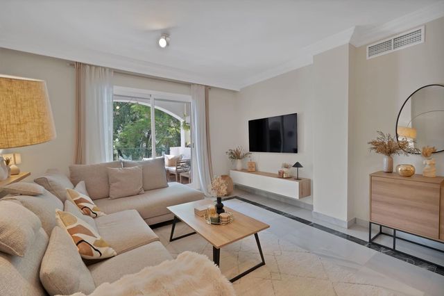 2 sypialnia Apartament na sprzedaż w Marbella z basenem garażem - 519 000 € (Ref: 9855686)