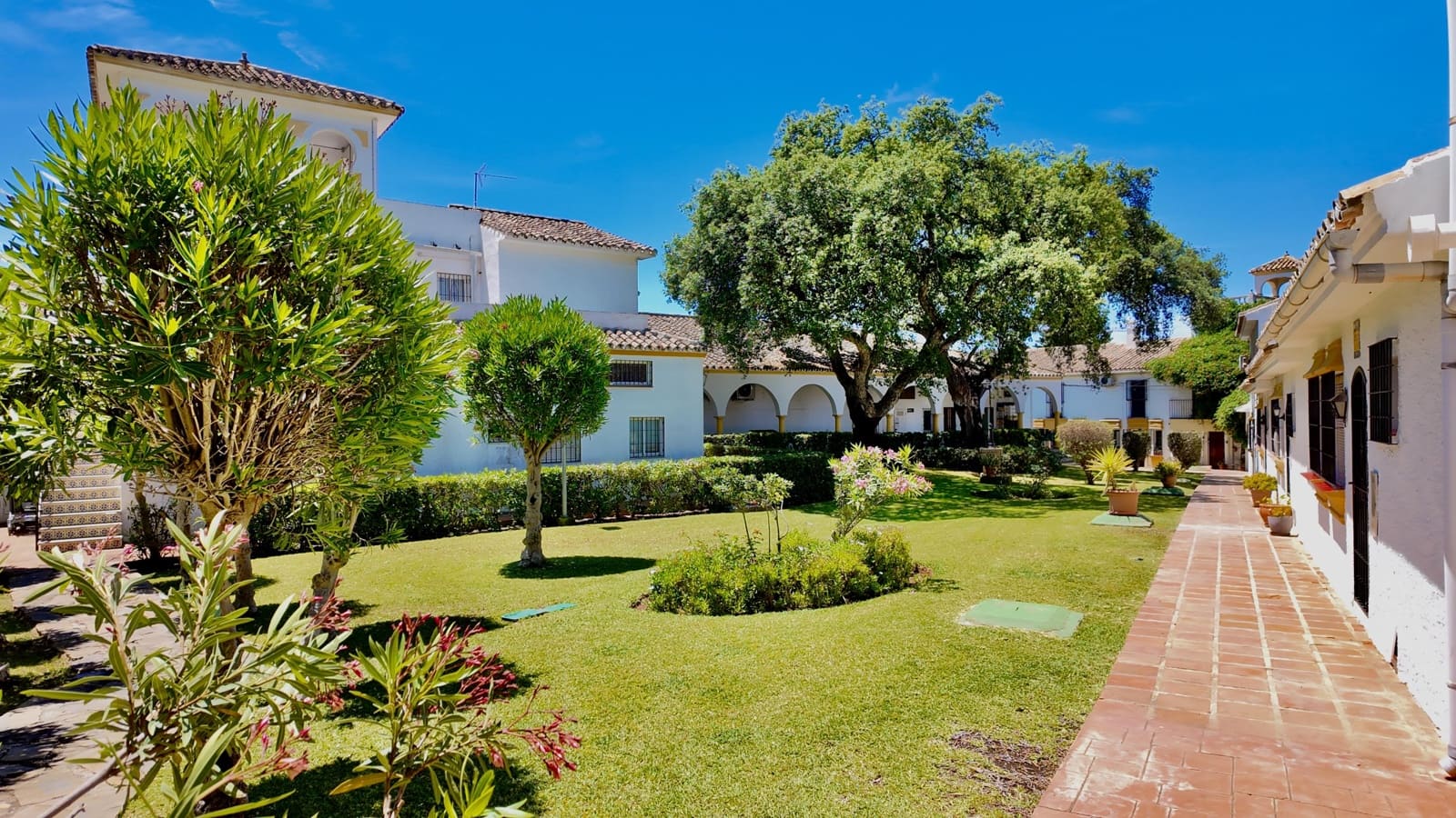 3 makuuhuone Rivitalo myytävänä paikassa Elviria mukana uima-altaan - 469 000 € (Ref: 9862051)