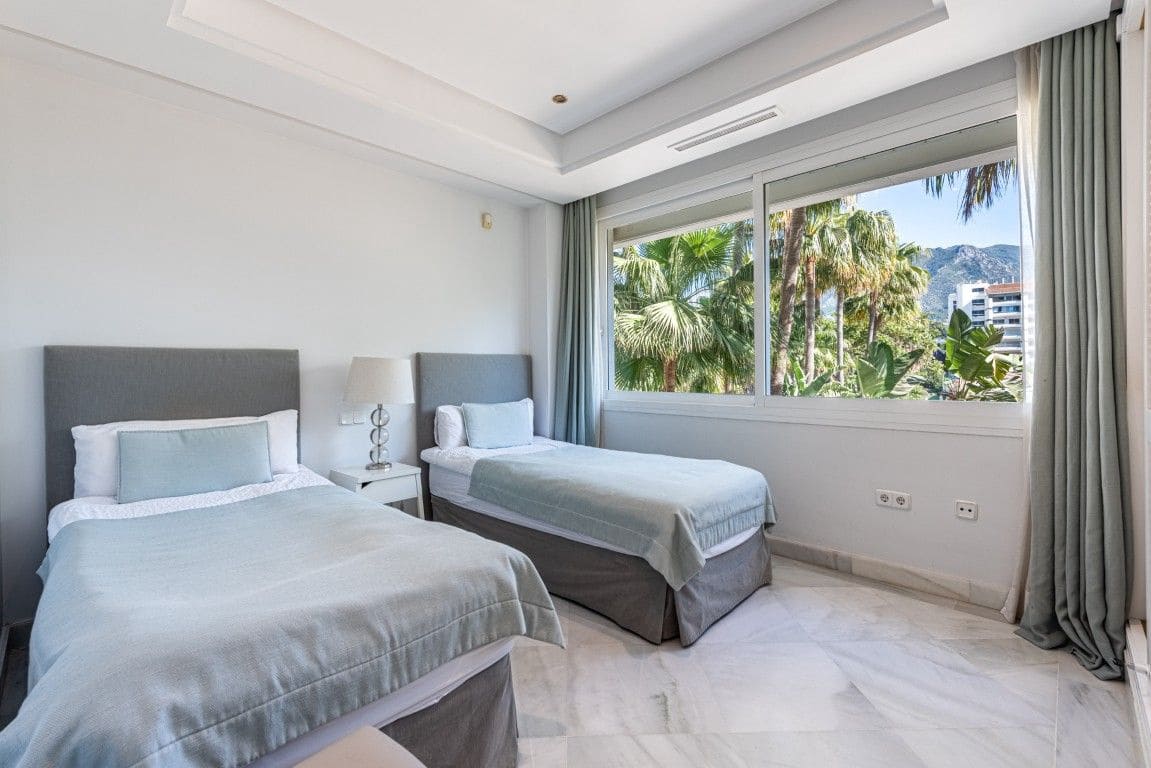 Apartamento de 2 habitaciones en Marbella en venta con piscina - 1.260.000 € (Ref: 9868830)