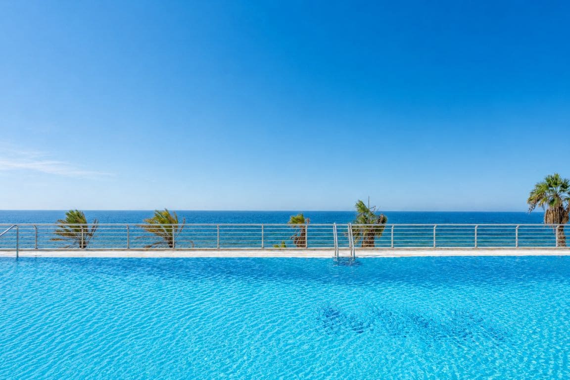 Apartamento de 2 habitaciones en Marbella en venta con piscina - 1.260.000 € (Ref: 9868830)