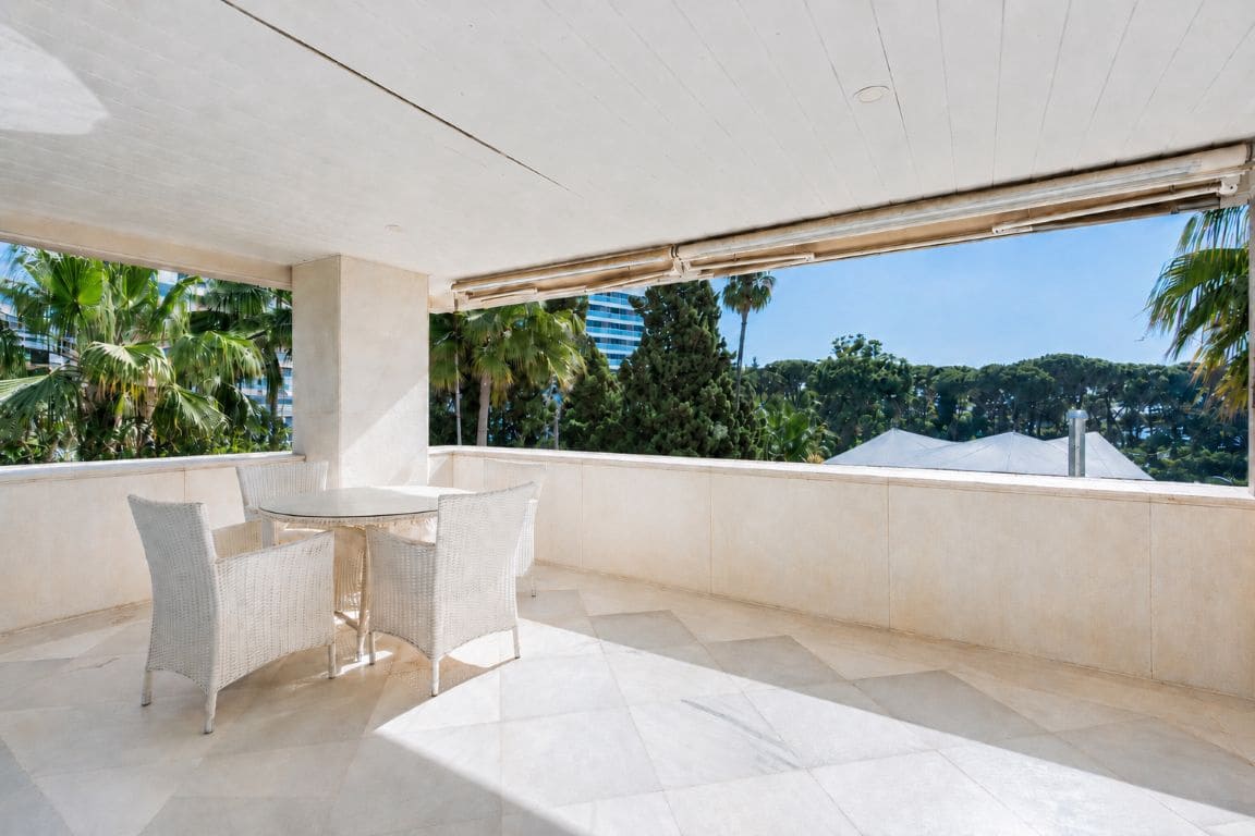 Apartamento de 2 habitaciones en Marbella en venta con piscina - 1.260.000 € (Ref: 9868830)