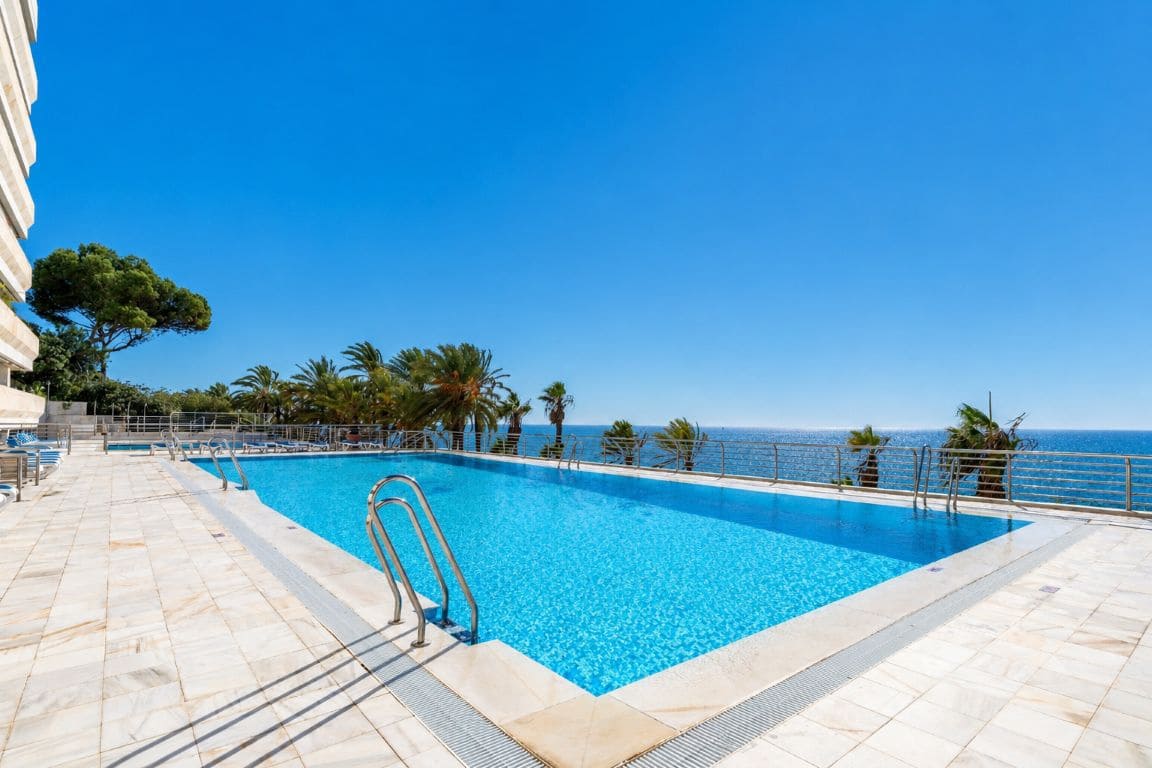 Apartamento de 2 habitaciones en Marbella en venta con piscina - 1.260.000 € (Ref: 9868830)