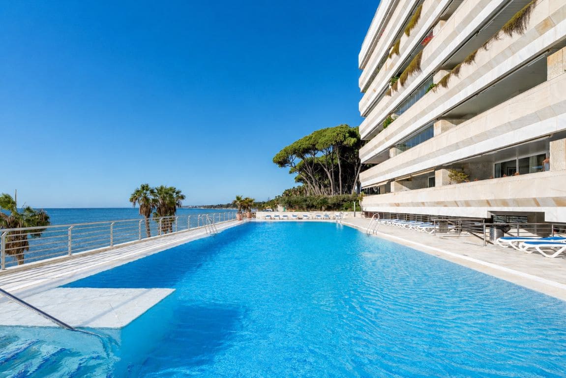 Apartamento de 2 habitaciones en Marbella en venta con piscina - 1.260.000 € (Ref: 9868830)