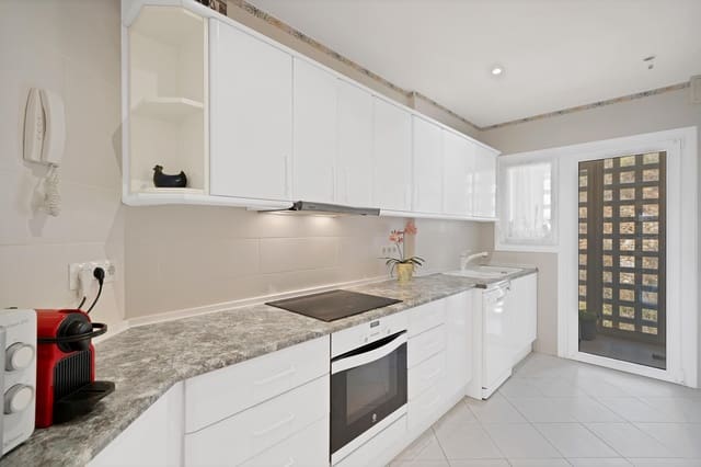2 sovrum Takvåning att hyra i Río Real, Marbella med pool - 2 000 € (Ref: 9873707)