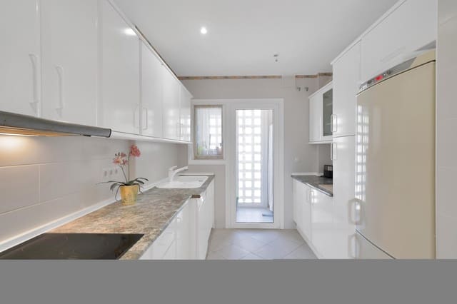2 soveværelse Penthouse til leje i Río Real, Marbella med swimmingpool - € 2.000 (Ref: 9873707)