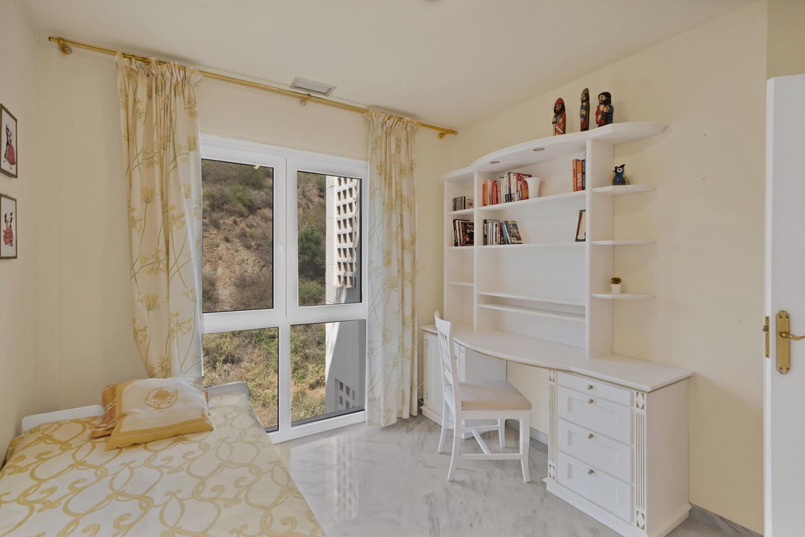 Ático de 2 habitaciones en Río Real en alquiler con piscina garaje - 2.000 € (Ref: 9873707)