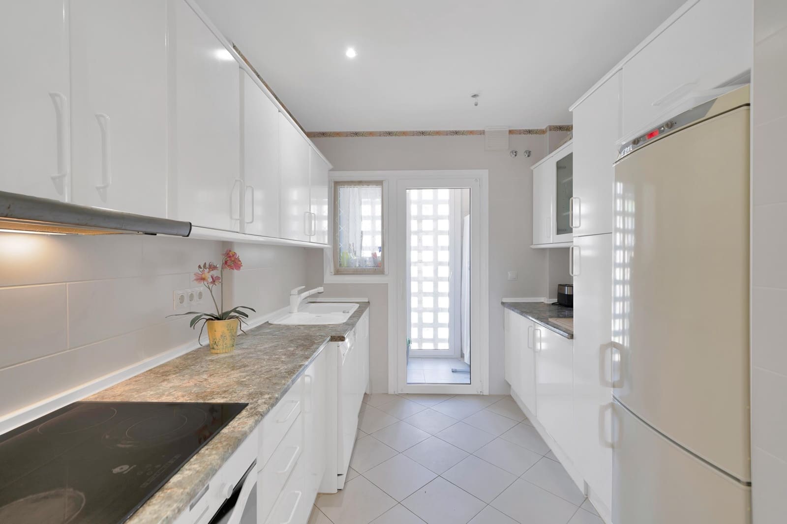 Ático de 2 habitaciones en Río Real en alquiler con piscina garaje - 2.000 € (Ref: 9873707)
