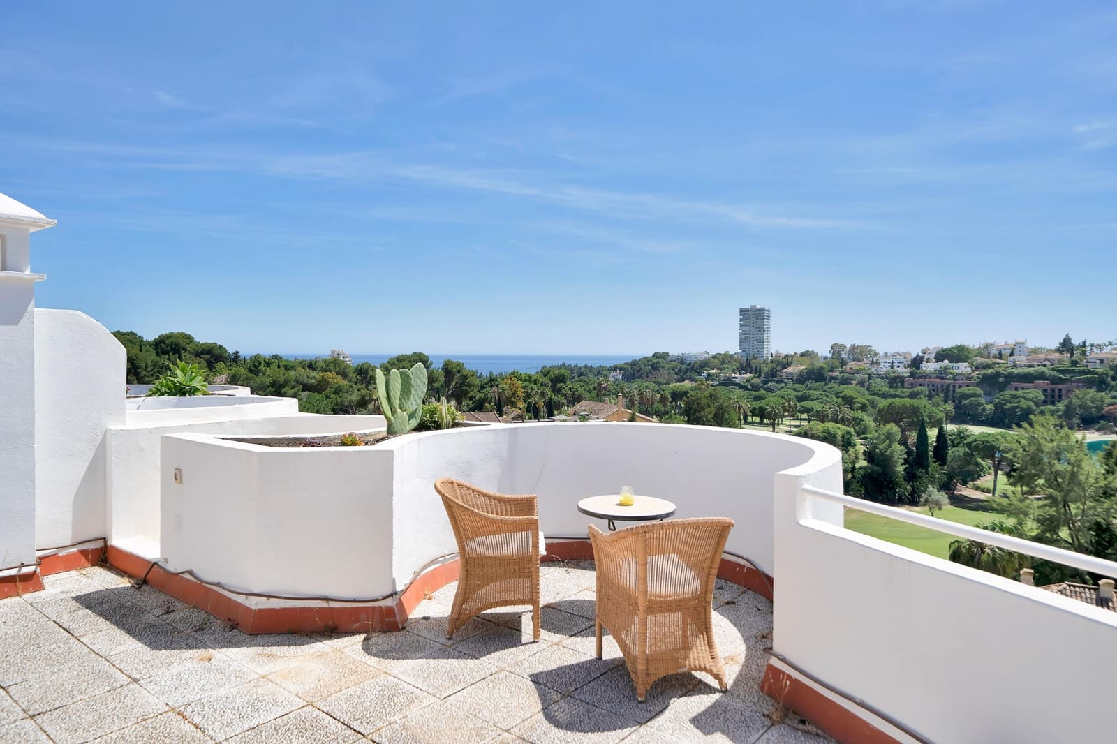Ático de 2 habitaciones en Río Real en alquiler con piscina garaje - 2.000 € (Ref: 9873707)