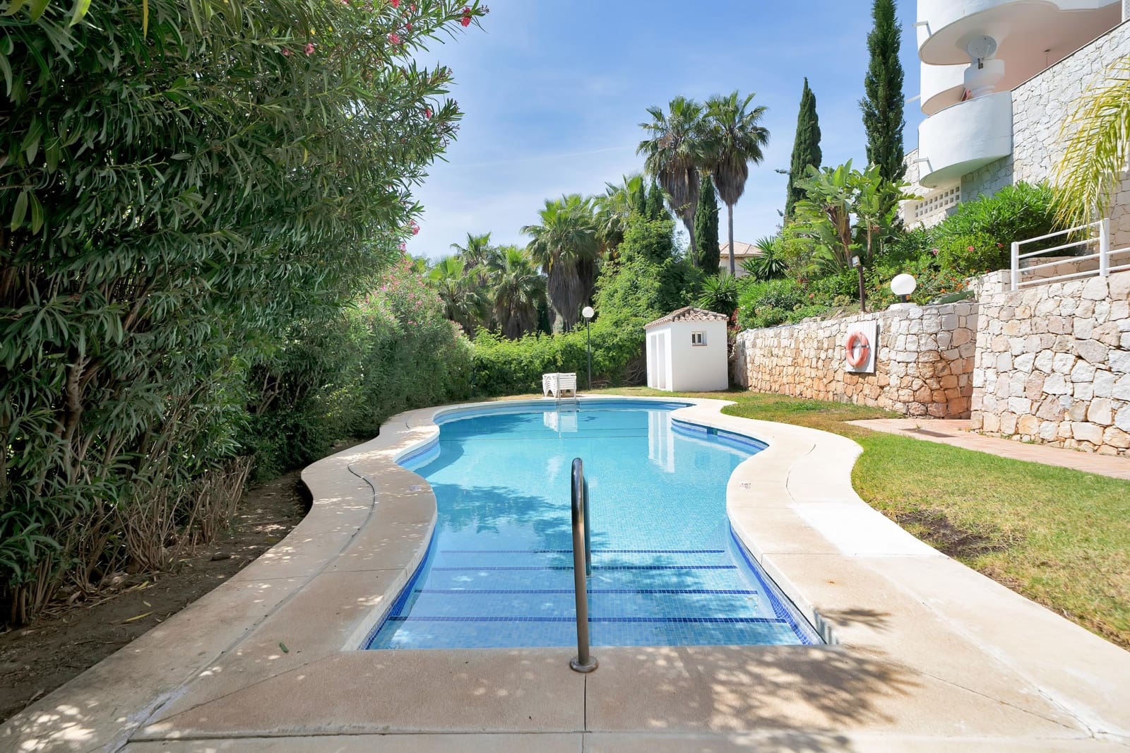 Ático de 2 habitaciones en Río Real en alquiler con piscina garaje - 2.000 € (Ref: 9873707)
