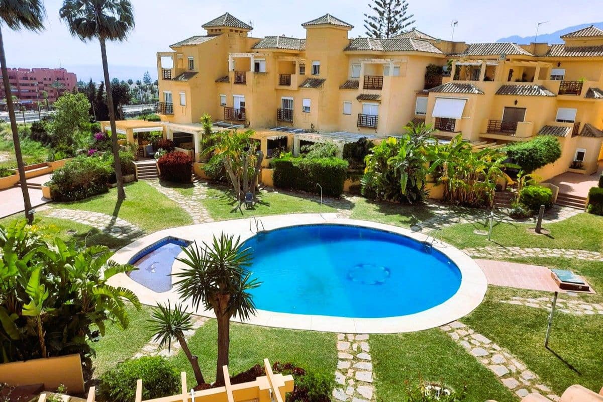4 soverom Rekkehus til salgs i Estepona med svømmebasseng - € 600 000 (Ref: 9879024)