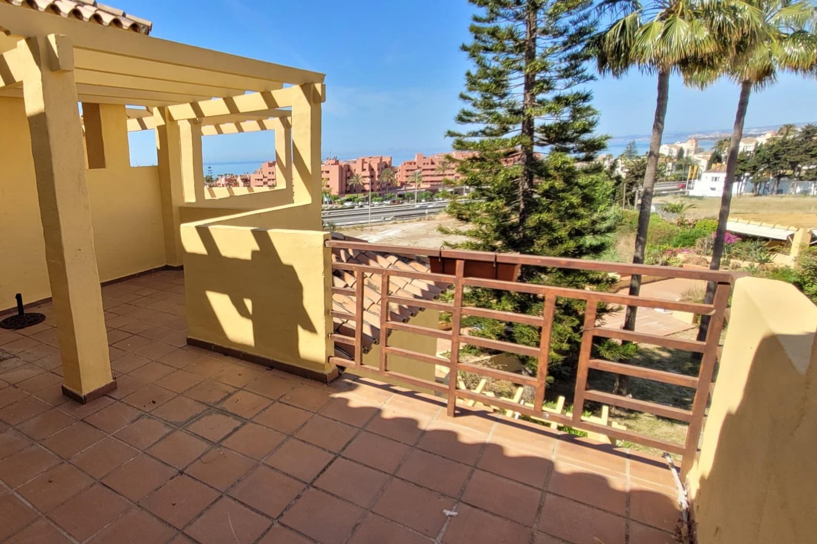 4 soverom Rekkehus til salgs i Estepona med svømmebasseng - € 600 000 (Ref: 9879024)