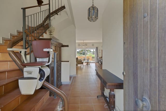 4 sovrum Radhus till salu i Estepona med pool garage - 585 000 € (Ref: 9879024)