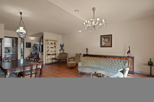 4 sovrum Radhus till salu i Estepona med pool garage - 585 000 € (Ref: 9879024)