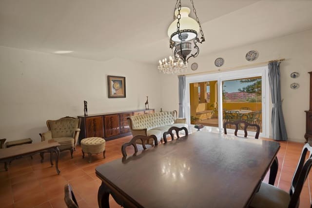 4 sovrum Radhus till salu i Estepona med pool garage - 585 000 € (Ref: 9879024)