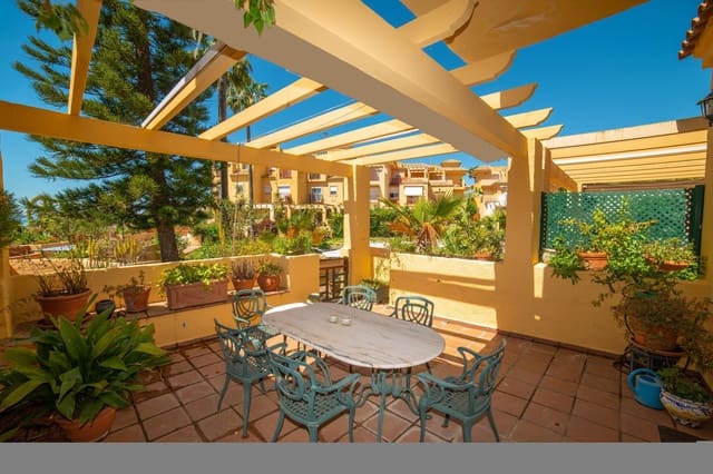 4 sovrum Radhus till salu i Estepona med pool garage - 585 000 € (Ref: 9879024)