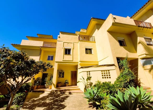 4 sovrum Radhus till salu i Estepona med pool garage - 585 000 € (Ref: 9879024)