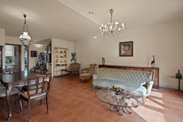 4 Zimmer Reihenhaus zu verkaufen in Estepona mit Pool Garage - 550.000 € (Ref: 9879024)