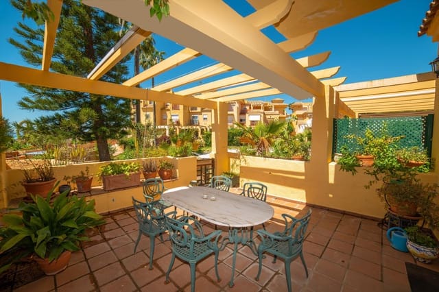 4 Zimmer Reihenhaus zu verkaufen in Estepona mit Pool Garage - 550.000 € (Ref: 9879024)