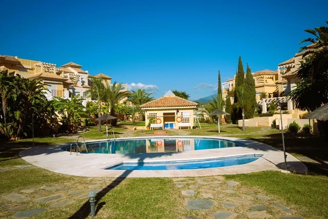 4 Zimmer Reihenhaus zu verkaufen in Estepona mit Pool Garage - 550.000 € (Ref: 9879024)