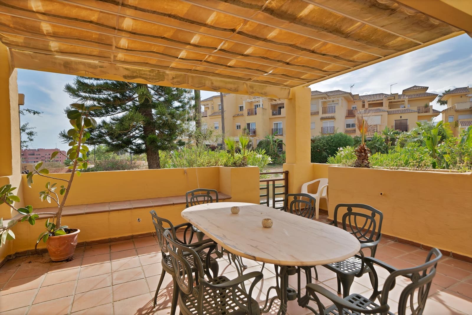 4 soveværelse Rækkehus til salg i Estepona med swimmingpool garage - € 550.000 (Ref: 9879024)