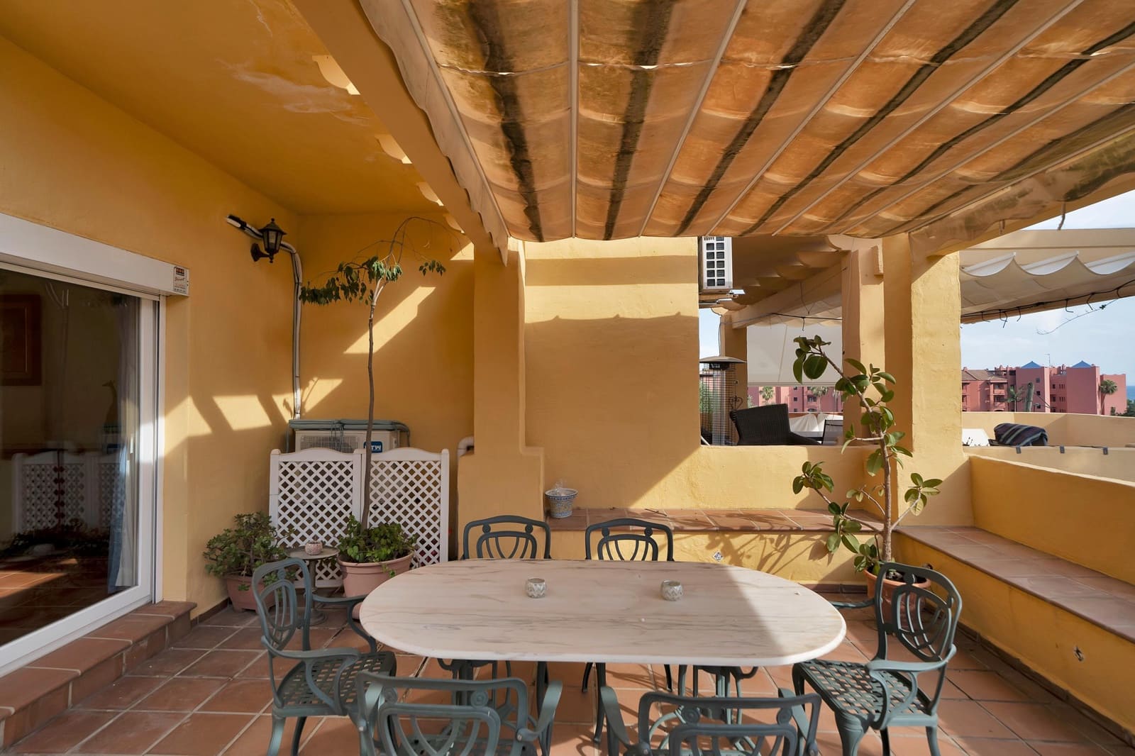 4 soveværelse Rækkehus til salg i Estepona med swimmingpool garage - € 550.000 (Ref: 9879024)