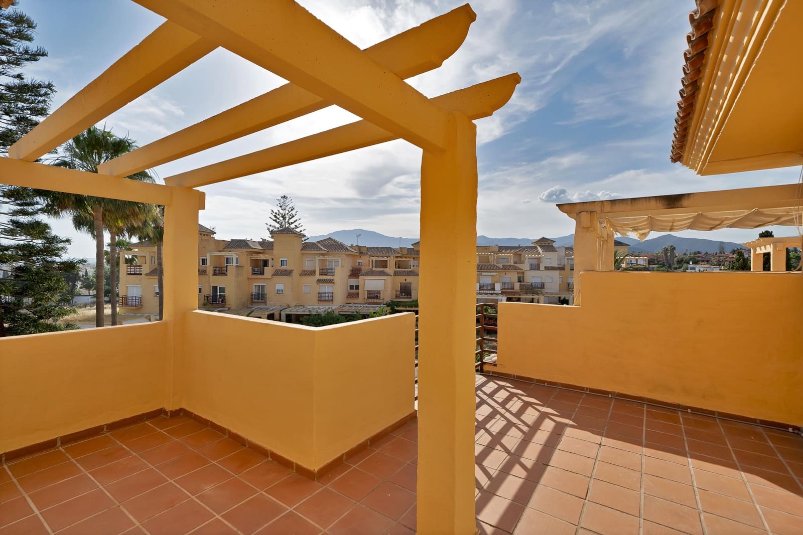 4 soveværelse Rækkehus til salg i Estepona med swimmingpool garage - € 550.000 (Ref: 9879024)