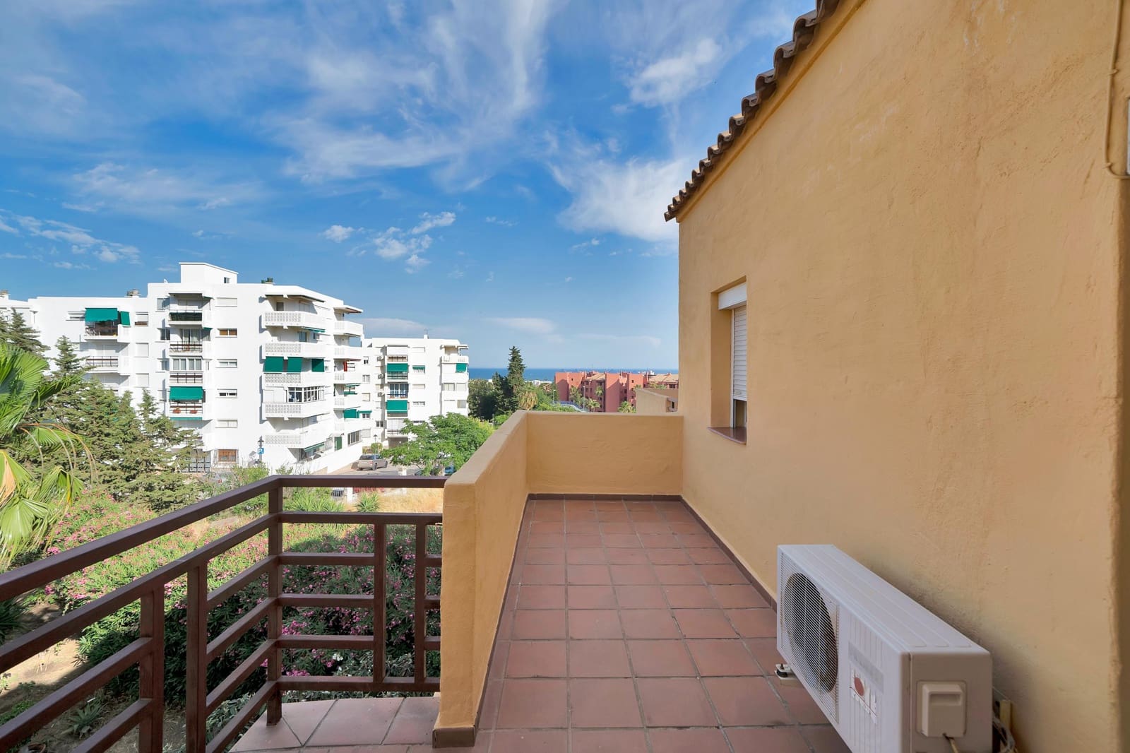 4 soveværelse Rækkehus til salg i Estepona med swimmingpool garage - € 550.000 (Ref: 9879024)
