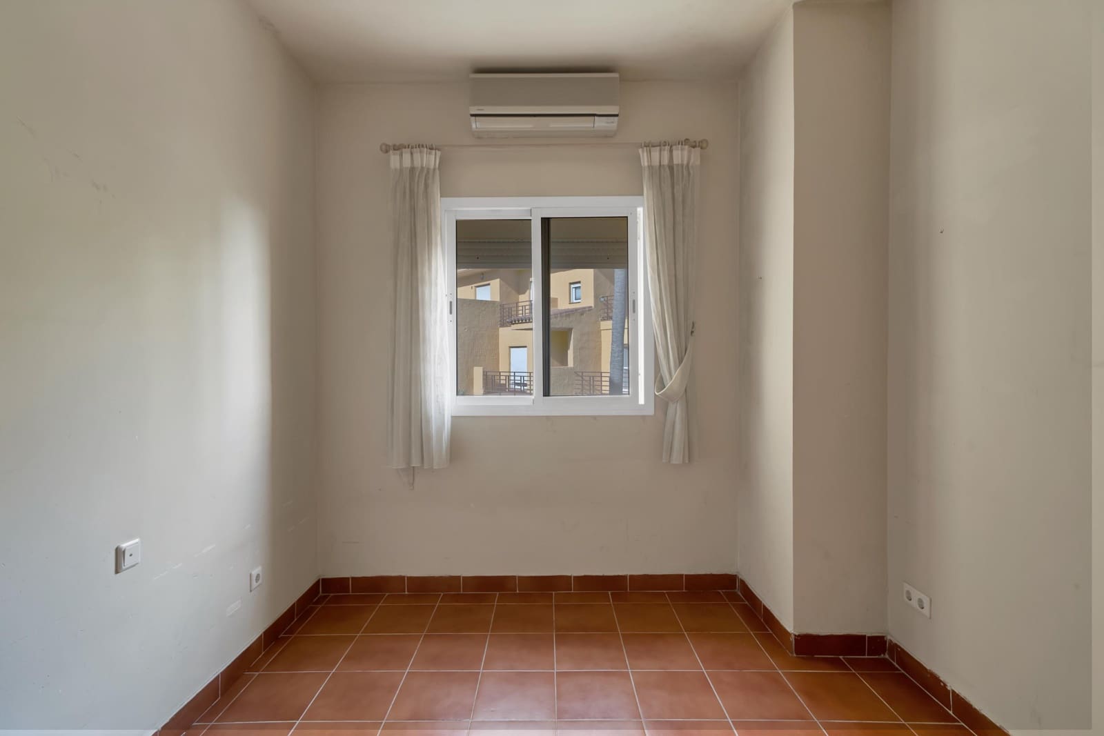 4 soveværelse Rækkehus til salg i Estepona med swimmingpool garage - € 550.000 (Ref: 9879024)