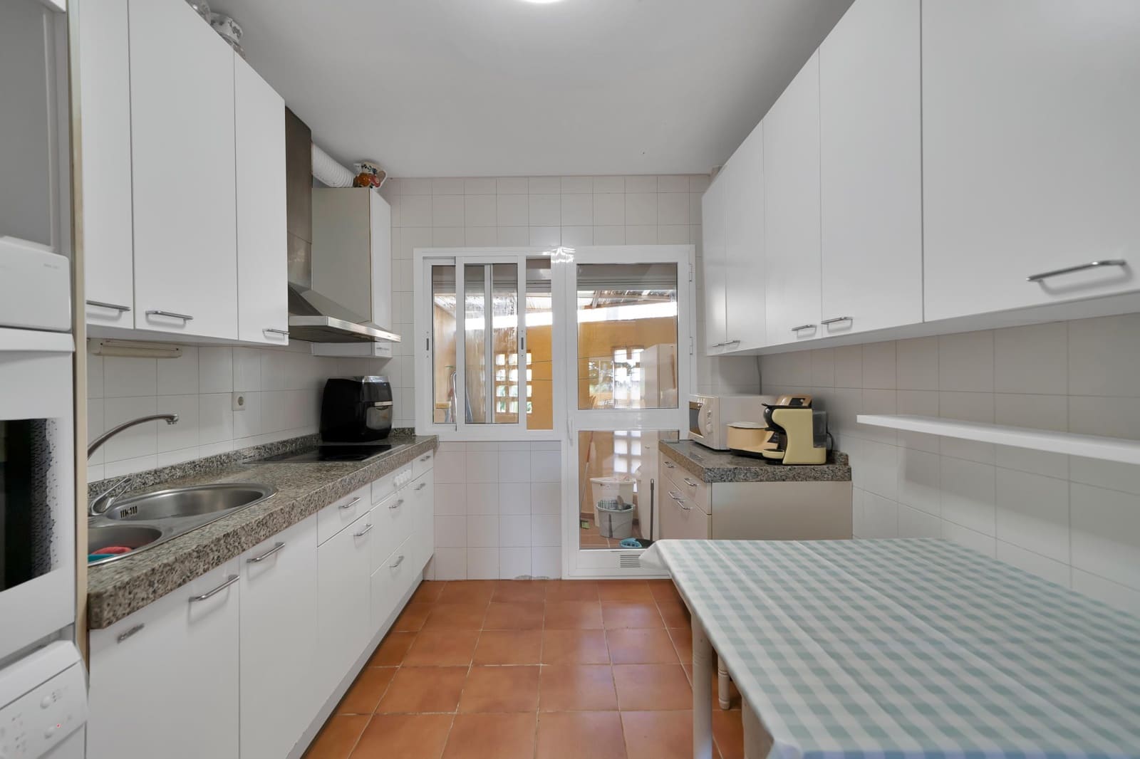 4 soveværelse Rækkehus til salg i Estepona med swimmingpool garage - € 550.000 (Ref: 9879024)