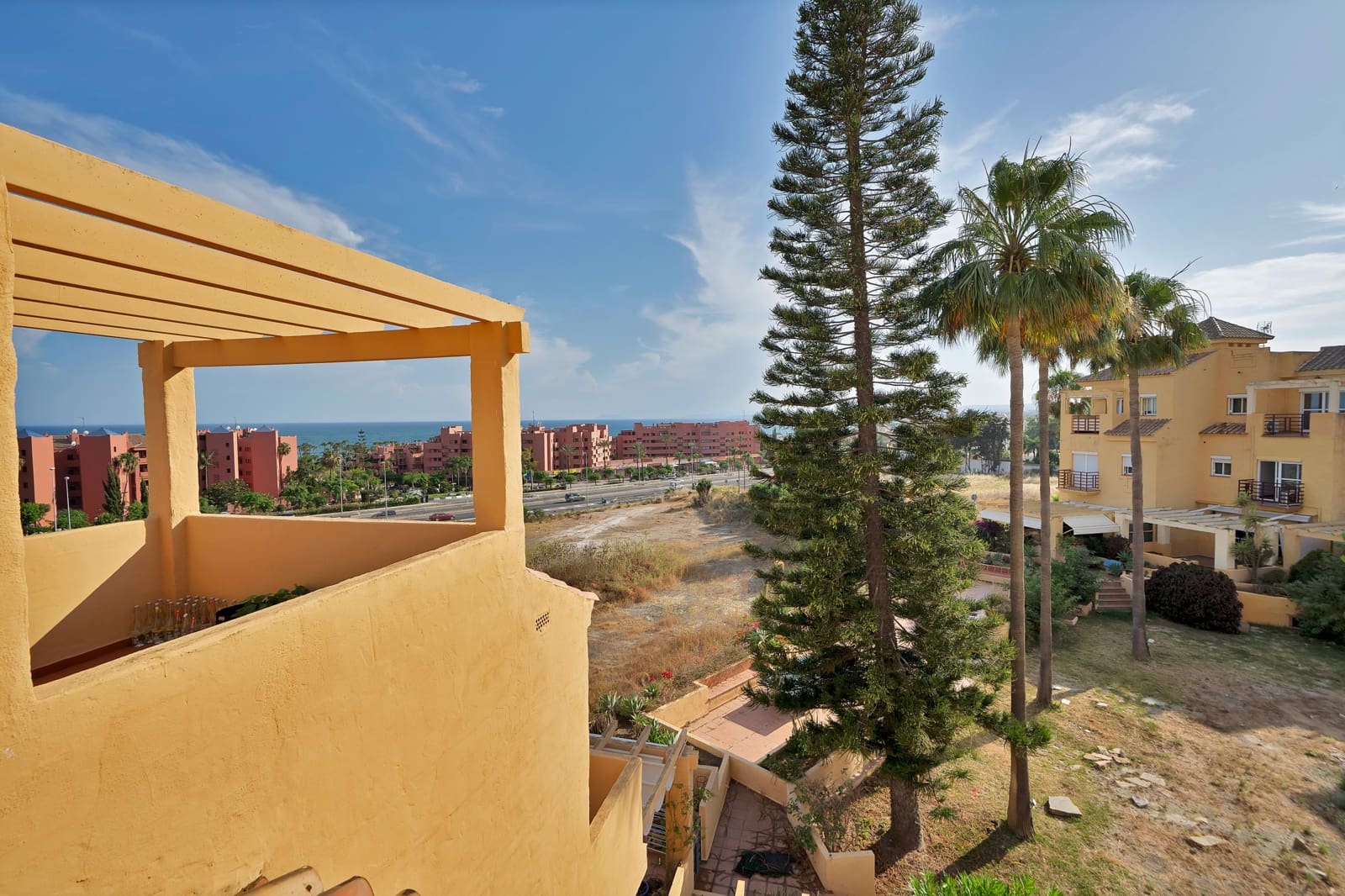 4 soveværelse Rækkehus til salg i Estepona med swimmingpool garage - € 550.000 (Ref: 9879024)