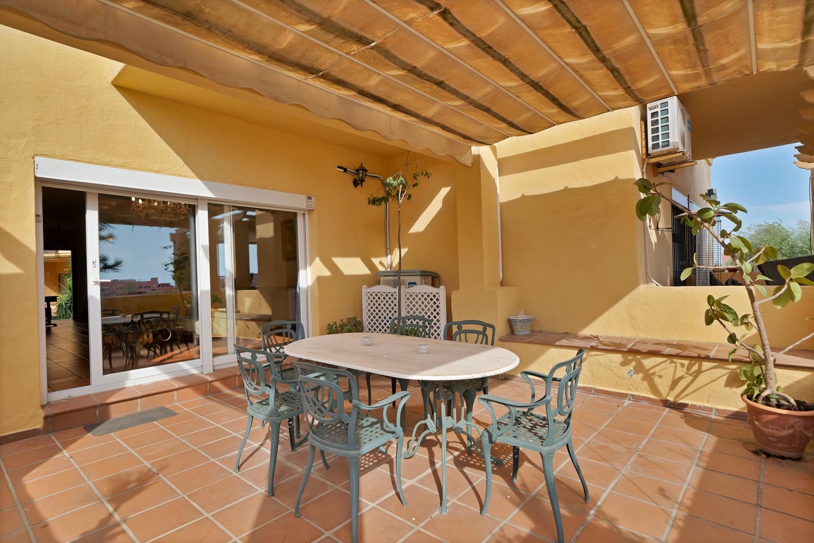 4 soveværelse Rækkehus til salg i Estepona med swimmingpool garage - € 550.000 (Ref: 9879024)