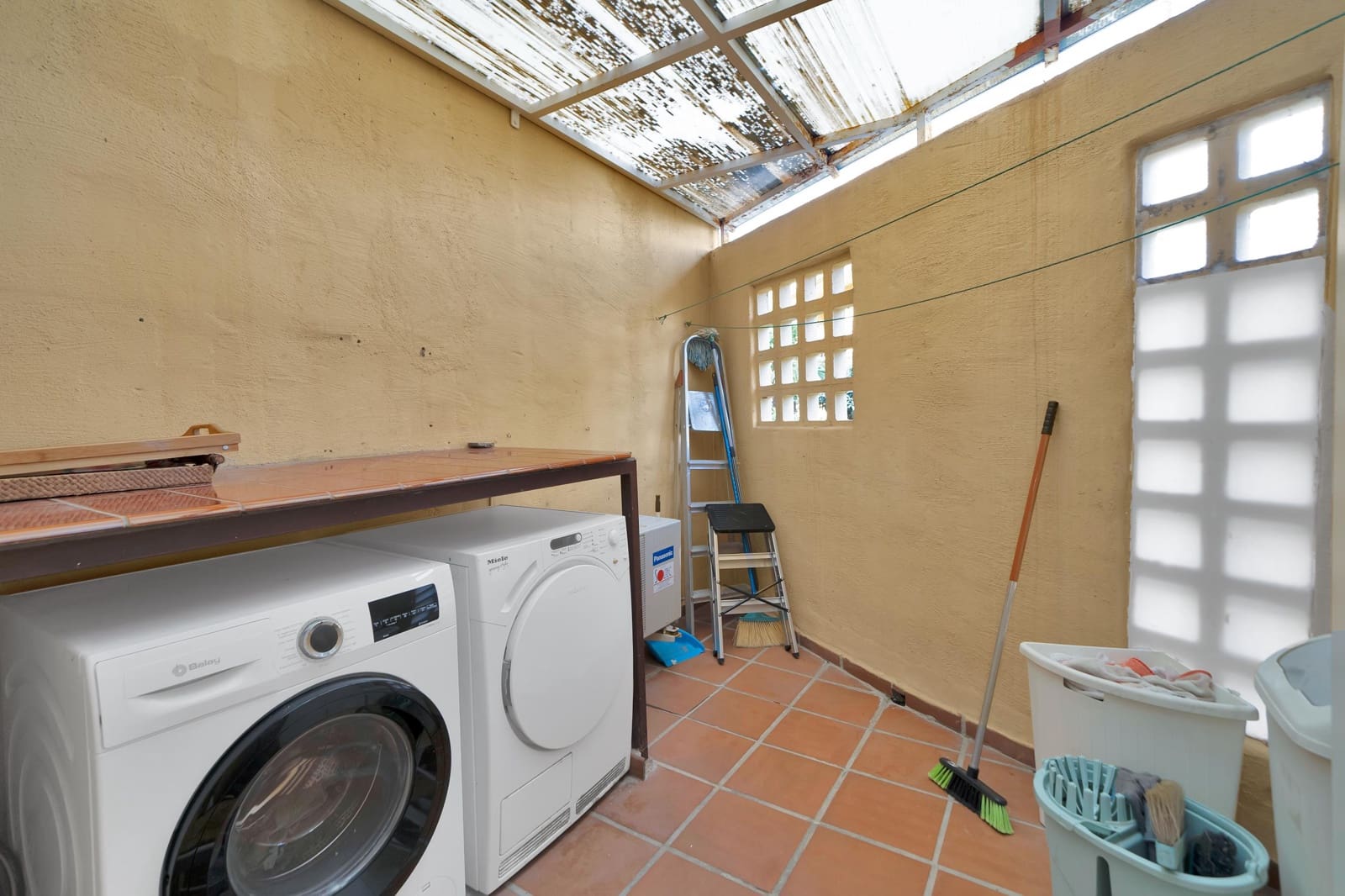 4 soveværelse Rækkehus til salg i Estepona med swimmingpool garage - € 550.000 (Ref: 9879024)