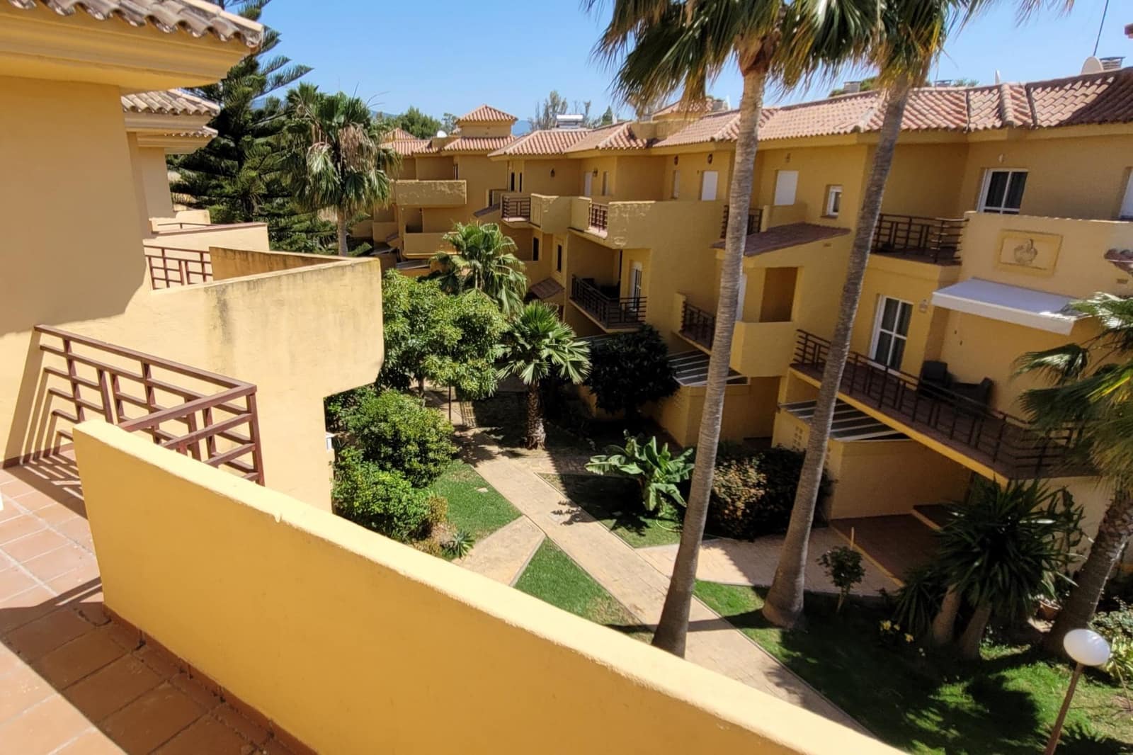 4 soveværelse Rækkehus til salg i Estepona med swimmingpool garage - € 550.000 (Ref: 9879024)