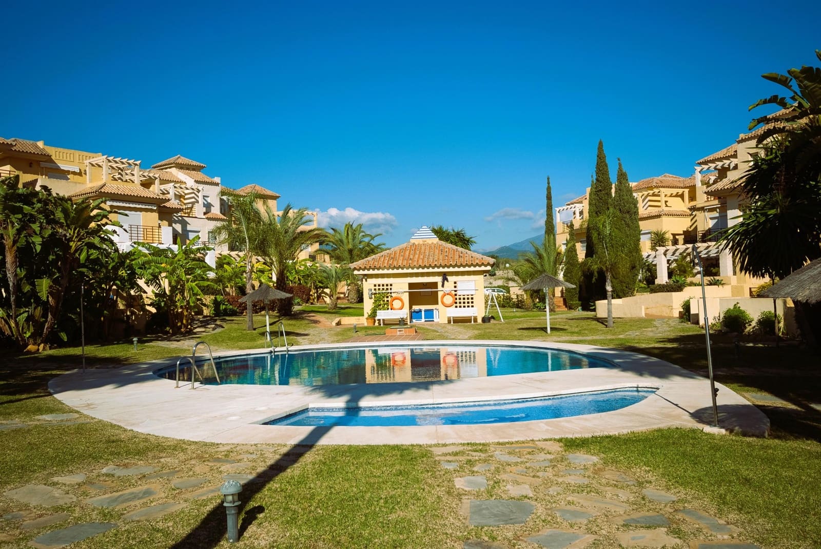 4 soveværelse Rækkehus til salg i Estepona med swimmingpool garage - € 550.000 (Ref: 9879024)