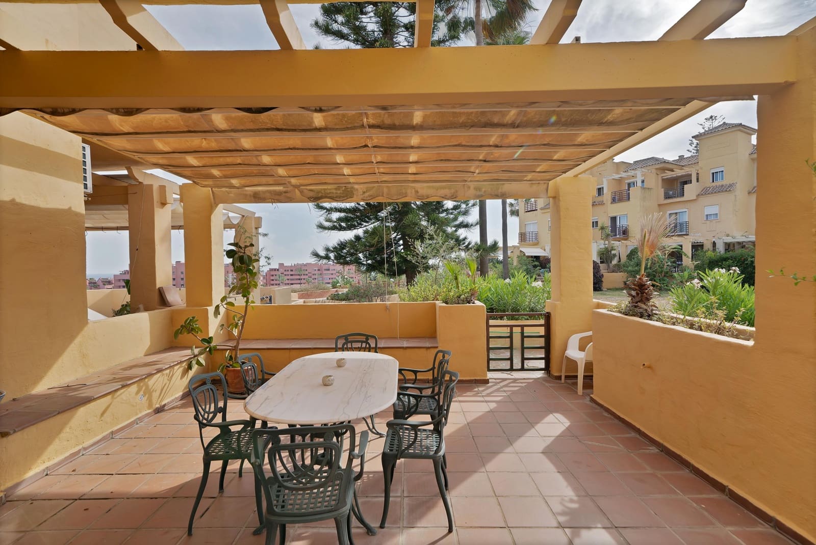 4 soveværelse Rækkehus til salg i Estepona med swimmingpool garage - € 550.000 (Ref: 9879024)