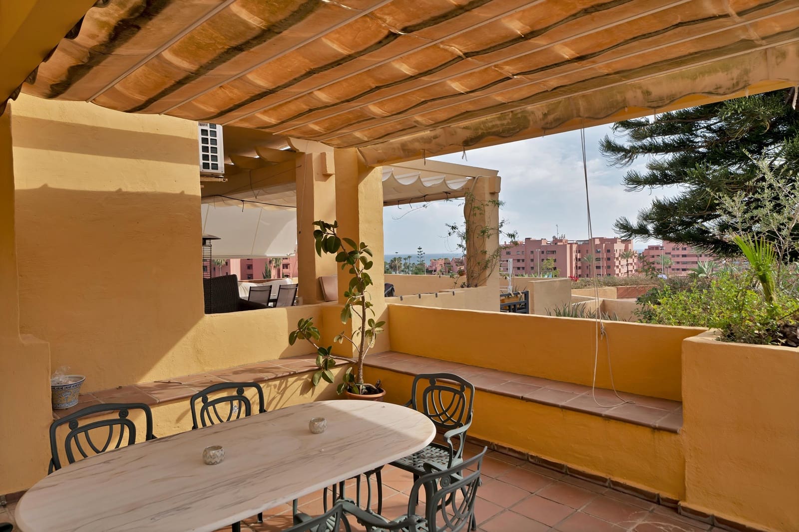 4 soveværelse Rækkehus til salg i Estepona med swimmingpool garage - € 550.000 (Ref: 9879024)