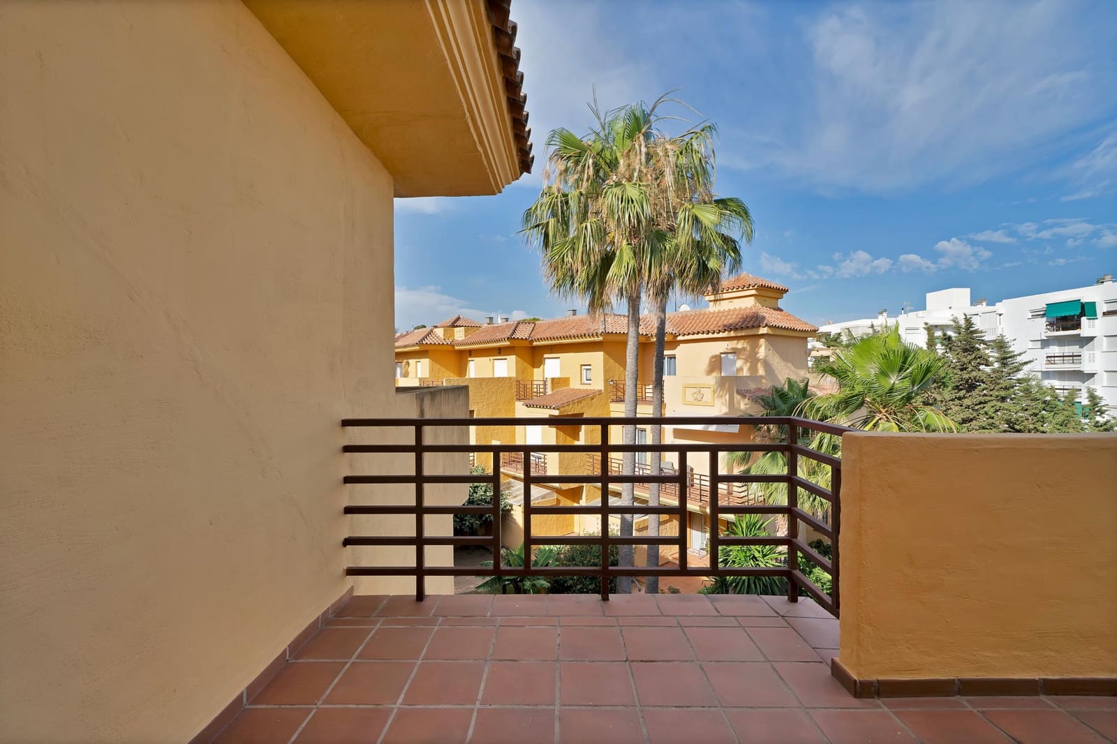 4 soveværelse Rækkehus til salg i Estepona med swimmingpool garage - € 550.000 (Ref: 9879024)