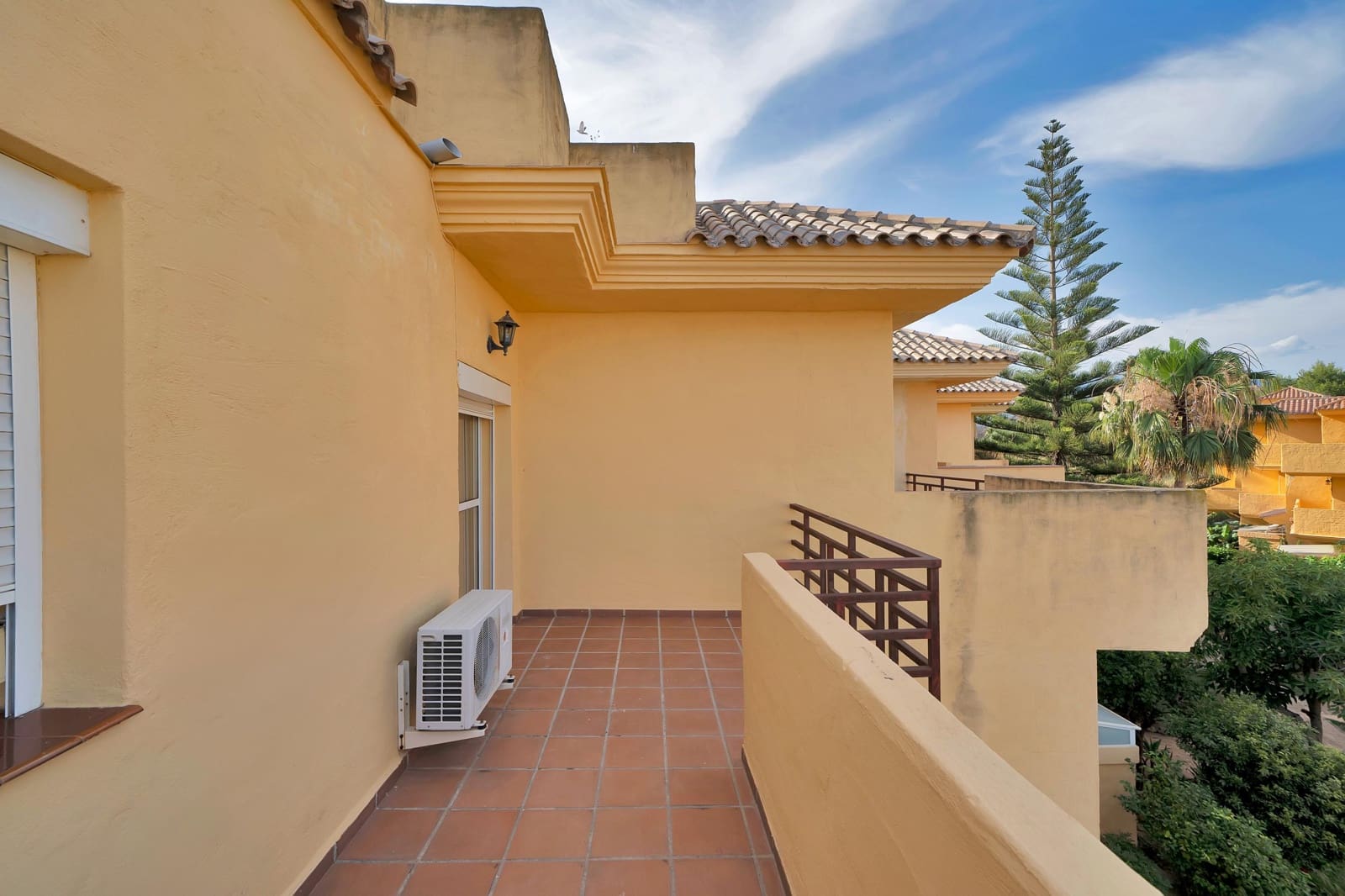 4 soveværelse Rækkehus til salg i Estepona med swimmingpool garage - € 550.000 (Ref: 9879024)