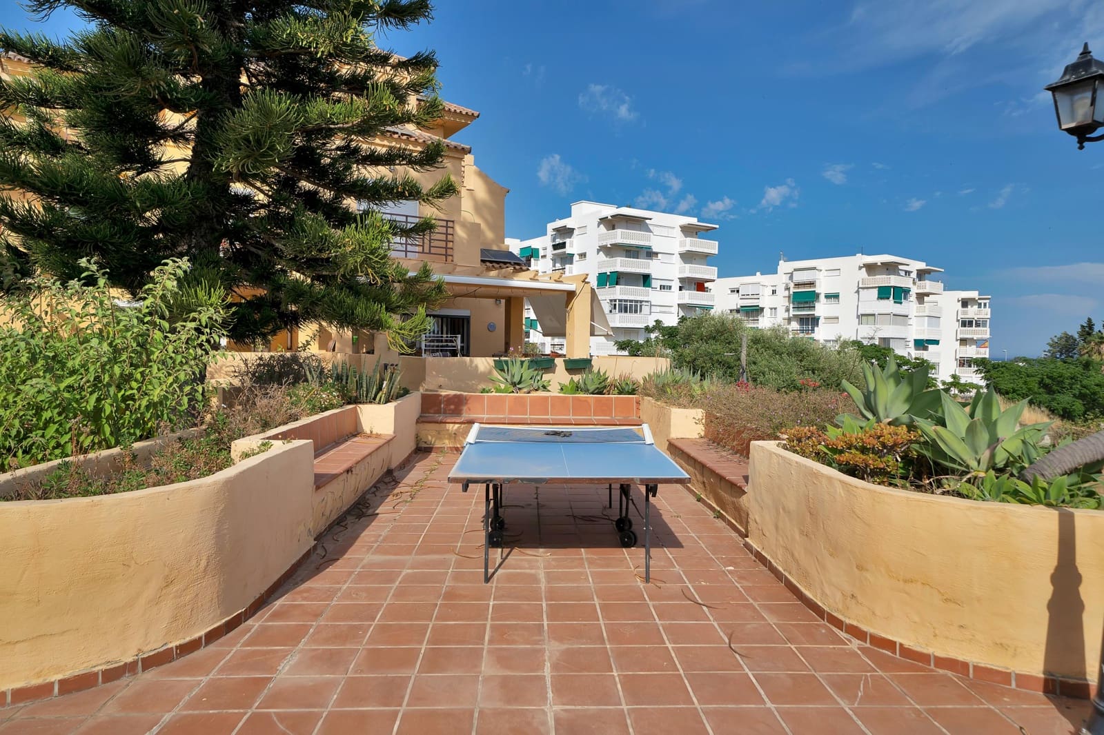 4 soveværelse Rækkehus til salg i Estepona med swimmingpool garage - € 550.000 (Ref: 9879024)