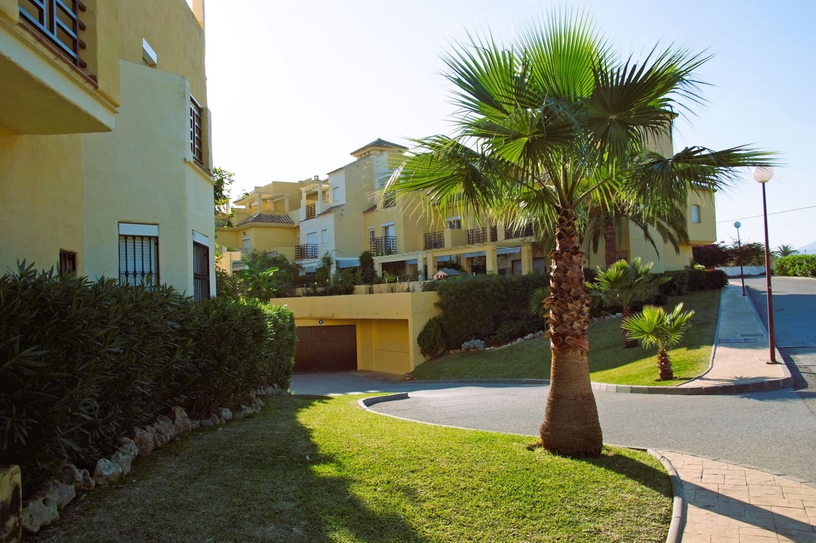 4 soveværelse Rækkehus til salg i Estepona med swimmingpool garage - € 550.000 (Ref: 9879024)