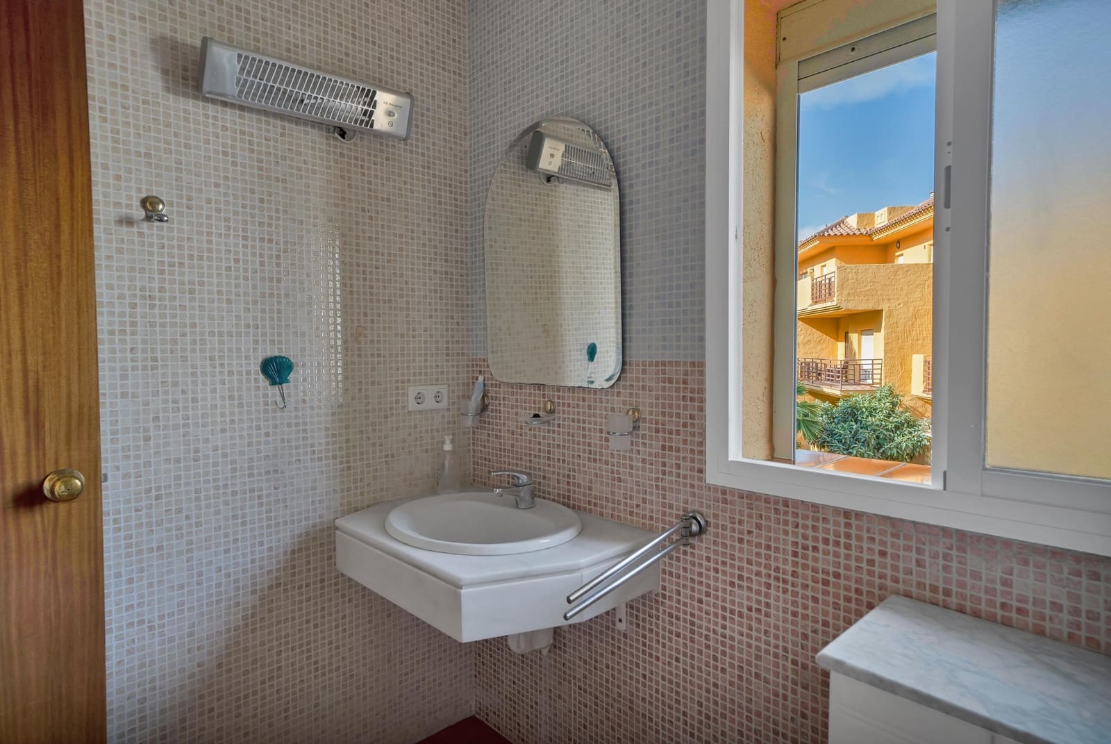 4 soveværelse Rækkehus til salg i Estepona med swimmingpool garage - € 550.000 (Ref: 9879024)